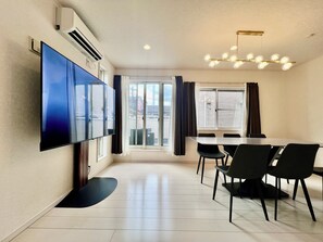 Villa luxueuse, balcon, vue sur la ville | Aire de séjour | Téléviseur à DEL de 75 po avec télévision par câble