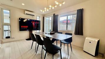Luxury Villa, Balcony, City View | Ruang tamu | 75 inci televisyen LED dengan kabel