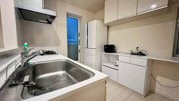 Luxury Villa, Balcony, City View | Private kitchen