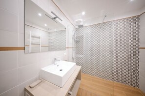 Shower, hair dryer, bidet, towels