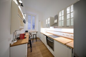 Jääkaappi, uuni, liesi, astianpesukone