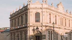 Un edificio histórico con un letrero que dice "HOTEL CRITERION".