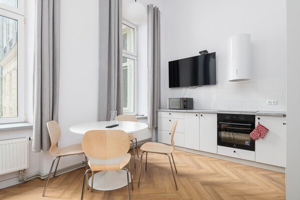 Studio | Private kitchenette | Coffee/tea maker, electric kettle