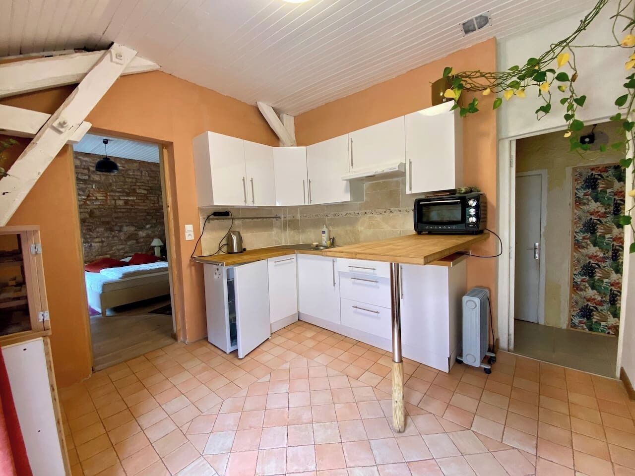 Een koelkast, een oven, een vaatwasser, een koffiezetapparaat/waterkoker