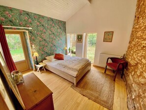 2 bedrooms, iron/ironing board, travel cot, WiFi
