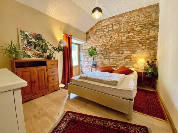 2 bedrooms, iron/ironing board, travel cot, WiFi