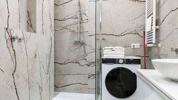 Monolocale, balcone | Bagno | Asciugacapelli, asciugamani, sapone, shampoo