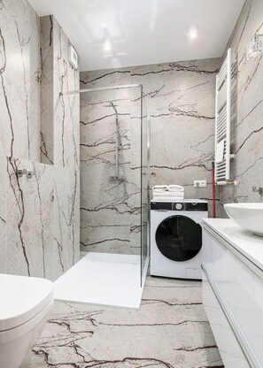 Studio, Balcony | Bathroom | Hair dryer, towels, soap, shampoo - RentPlanet - Studio Źródłowa (Łódź)