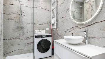 Estudio, balcón | Baño | Secador de pelo, toallas, jabón y champú