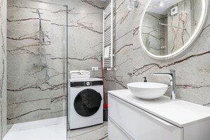 Studio, Balkon | Badezimmer | Haartrockner, Handtücher, Seife, Shampoo