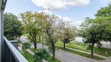 Estudio, balcón | Vistas a la calle