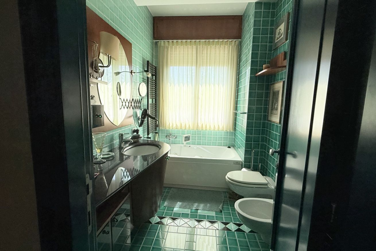 Shower, bidet, towels