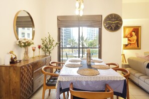 شقة فاخرة - منظر للمدينة | تناول الطعام داخل الغرفة