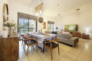 Apartamento superluxo, vista para a cidade | Área de estar