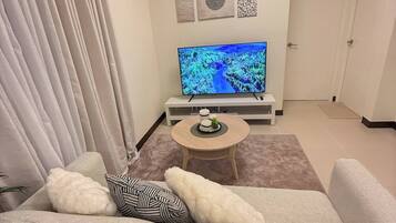 Apartment, 2 Bedrooms, Accessible | Living room | Books