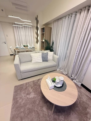 Departamento, 2 habitaciones, con acceso para personas discapacitadas | Sala de estar | Libros