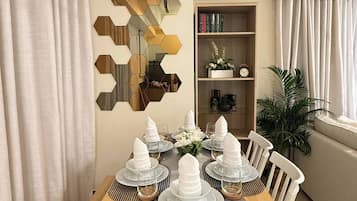 Apartamento, 2 quartos, acessível | Sala de jantar
