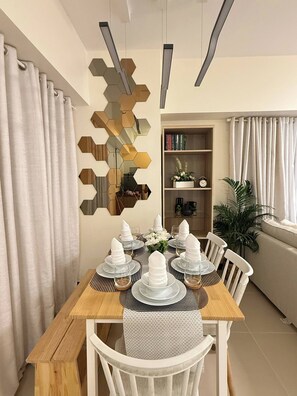 Apartamento, 2 quartos, acessível | Sala de jantar