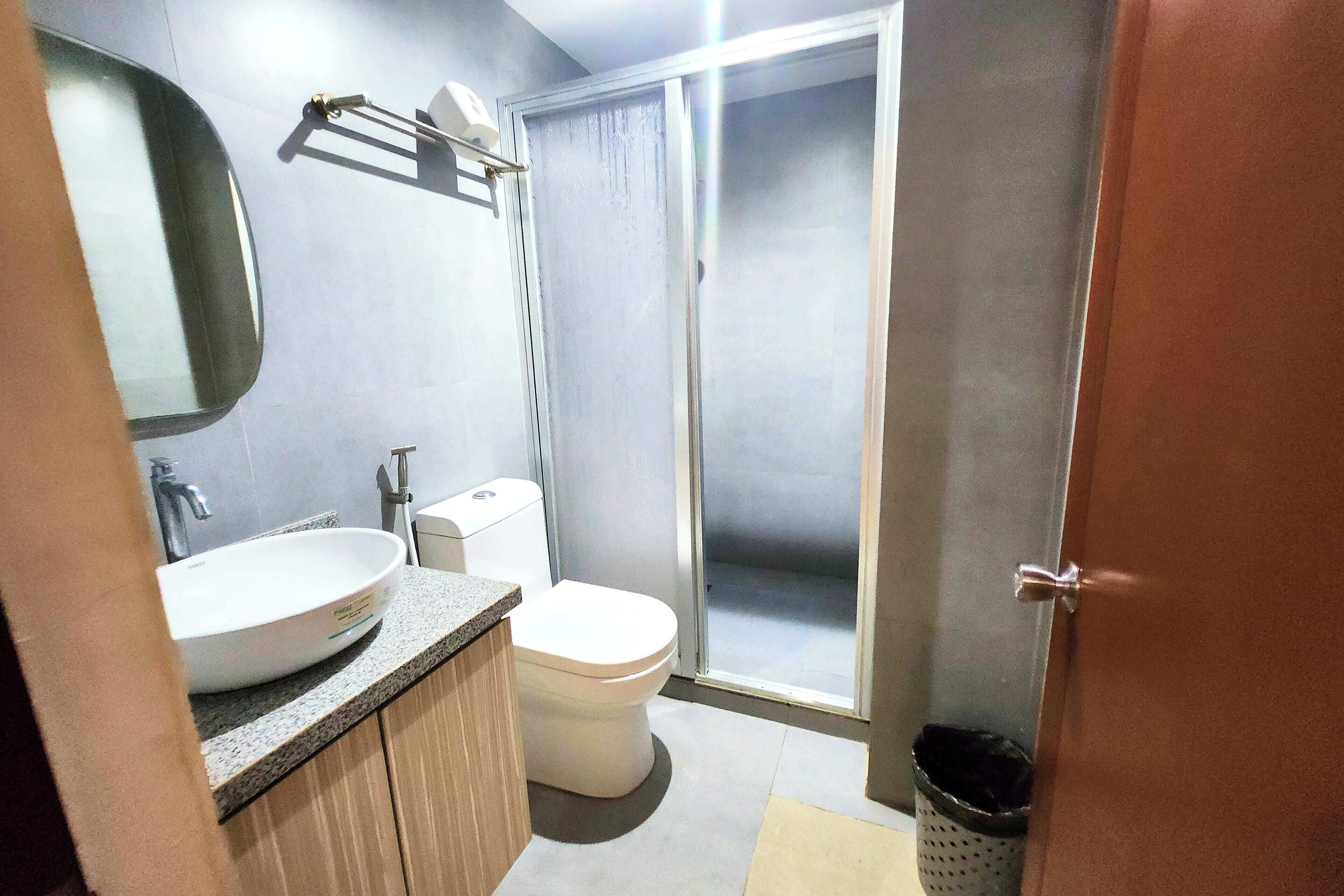 Een badkamer met een wastafel, toilet en douche.