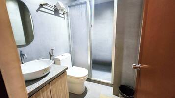 Een badkamer met een wastafel, toilet en douche.