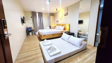 Habitación superior (Family) | Escritorio, camas supletorias, wifi gratis y ropa de cama
