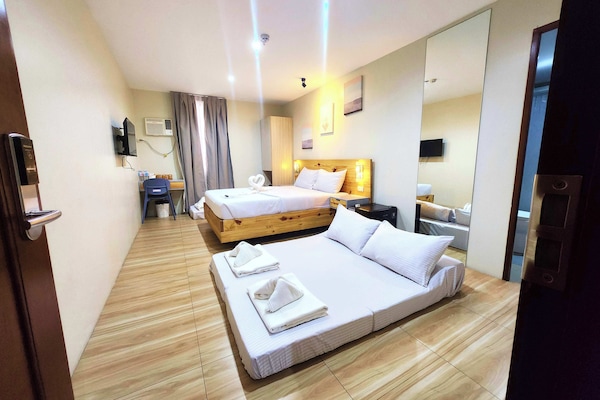 Superior Family Room | Desk, rollaway beds, free WiFi, bed sheets