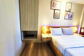 标准房 | 办公桌、折叠床/加床(额外收费)、免费 WiFi、床单