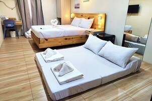 Superior Family Room | Desk, rollaway beds (surcharge), WiFi (free), bed sheets