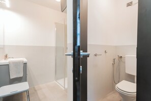A bathroom with a shower, toilet, and sink. - Architect's Loft by Rent all Como (Como)