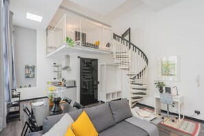 อพาร์ทเมนท์ (1 Bedroom) | บริเวณนั่งเล่น | ทีวี 32 นิ้ว พร้อมช่องเคเบิล