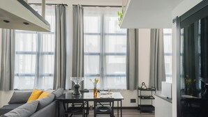 公寓 (1 Bedroom) | 起居区 | 32-英寸电视（配备有线频道）