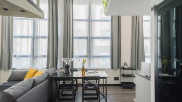 Apartamento (1 Bedroom) | Área de estar | TV 32 polegadas com canais a cabo