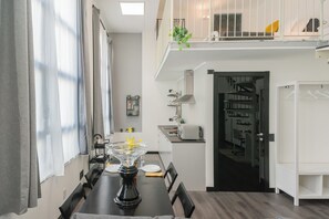 อพาร์ทเมนท์ (1 Bedroom) | บริเวณนั่งเล่น | ทีวี 32 นิ้ว พร้อมช่องเคเบิล