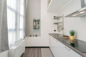 Apartment (1 Bedroom) | Private kitchenette | Stovetop, electric kettle, toaster, highchair