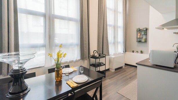 公寓 (1 Bedroom) | 起居区 | 32-英寸电视（配备有线频道）