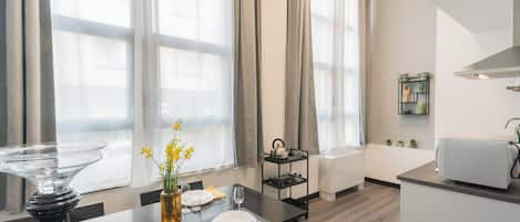 公寓 (1 Bedroom) | 起居區 | 32-吋電視,提供有線頻道