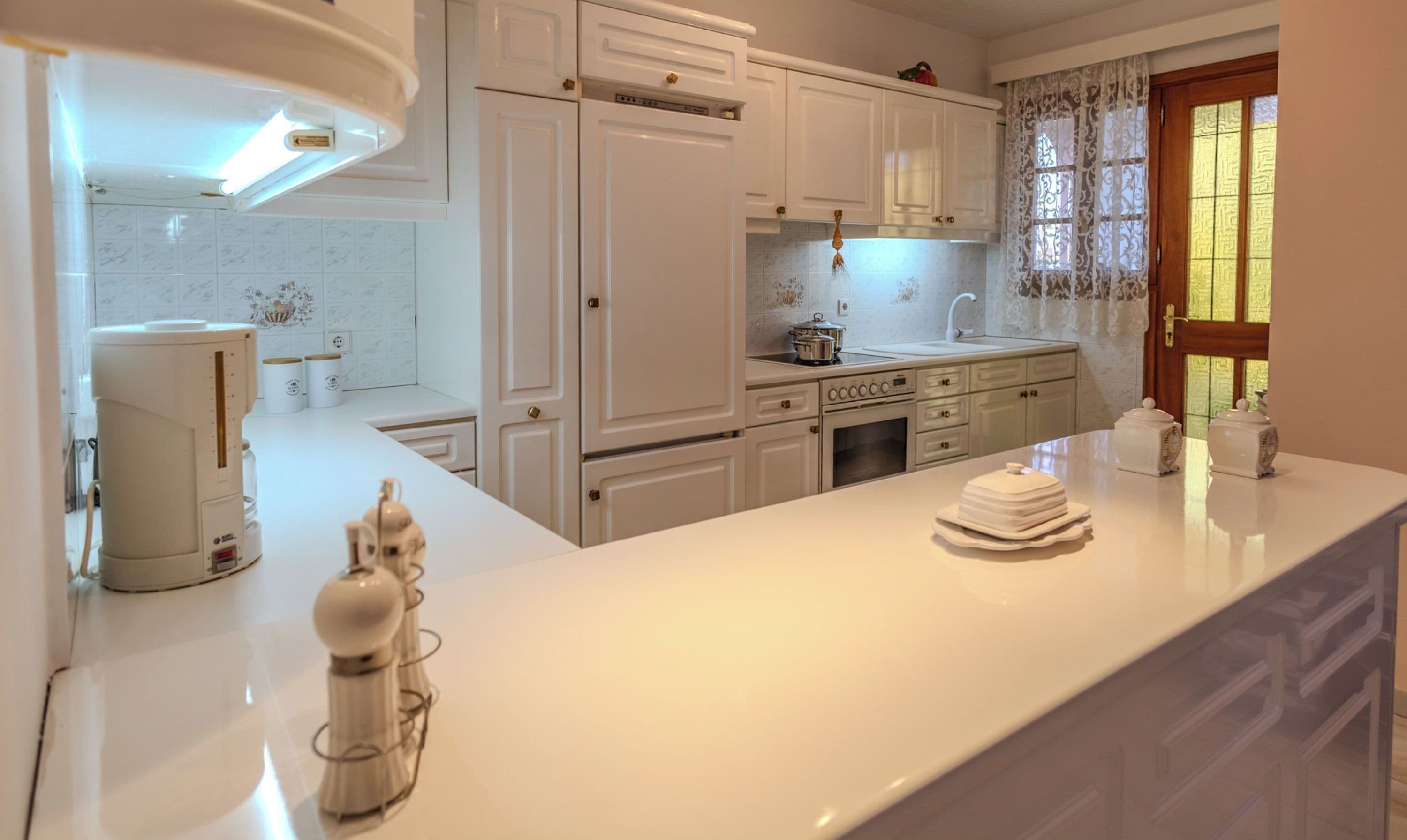 Ofen, Herdplatte, Wasserkocher mit Kaffee-/Teezubehör, Wasserkocher