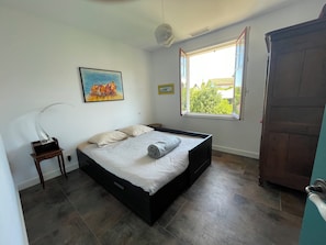 Iron/ironing board, bed sheets