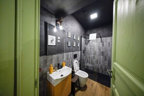 Douche, sèche-cheveux, bidet, serviettes fournies