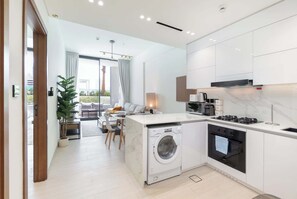 冷蔵庫、電子レンジ、オーブン、コンロ