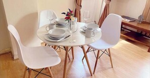 Khu vực ăn uống tại phòng