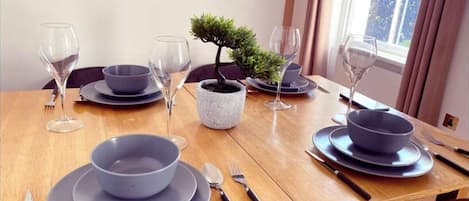 Apartment, Stadtblick | Essbereich im Zimmer