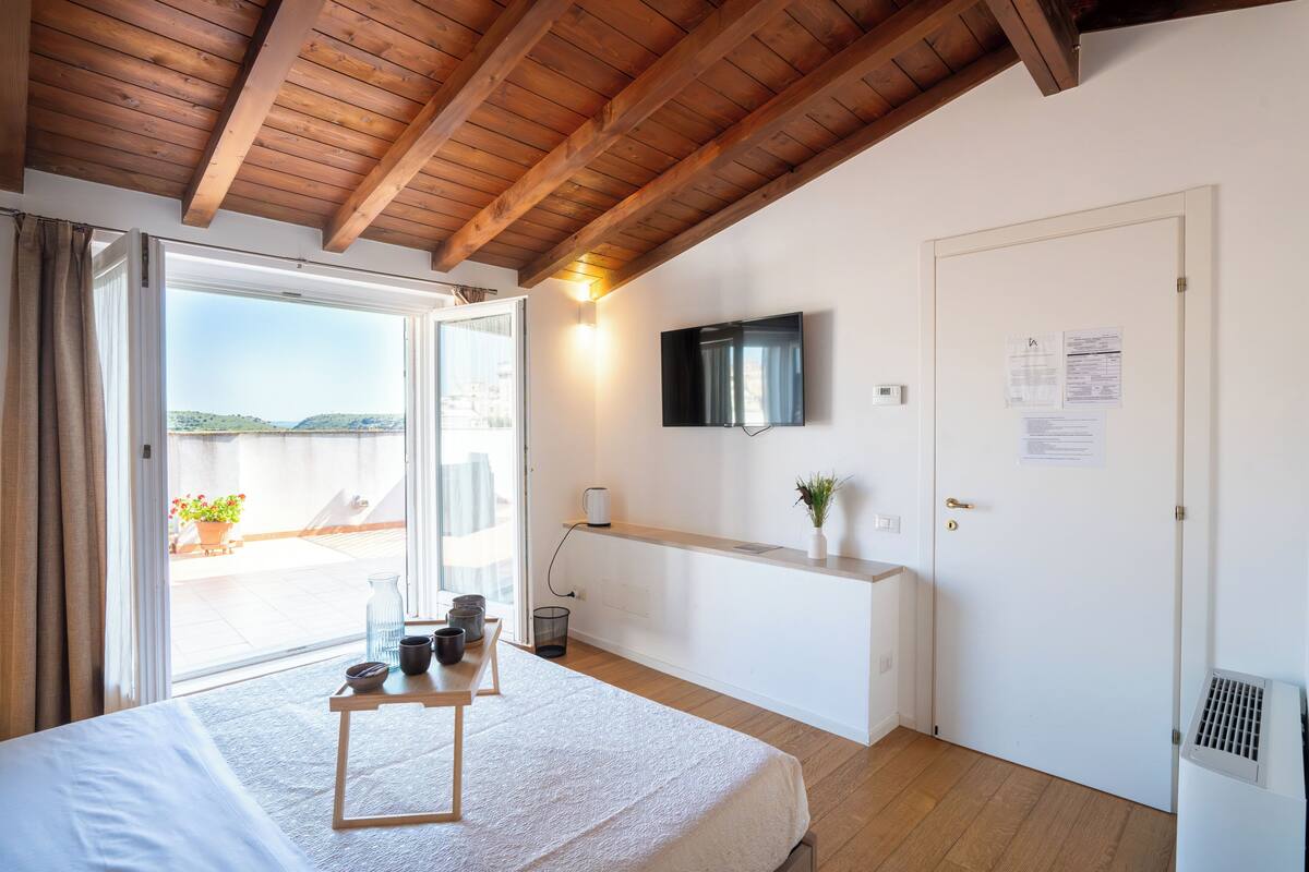 Junior Suite | Desk, laptop workspace, WiFi (free), bed sheets