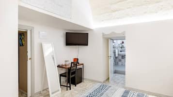 Classic Room, City View | Desk, laptop workspace, free WiFi
