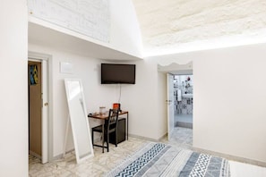 Classic Room, City View | Desk, laptop workspace, free WiFi