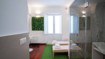 Suite Deluxe | Baño | Bañera de hidromasaje y artículos de higiene personal gratuitos