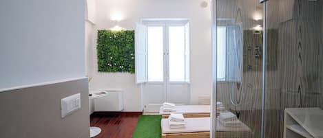 Deluxe Suite | Bathroom | Jetted bath, free toiletries, hair dryer, bidet