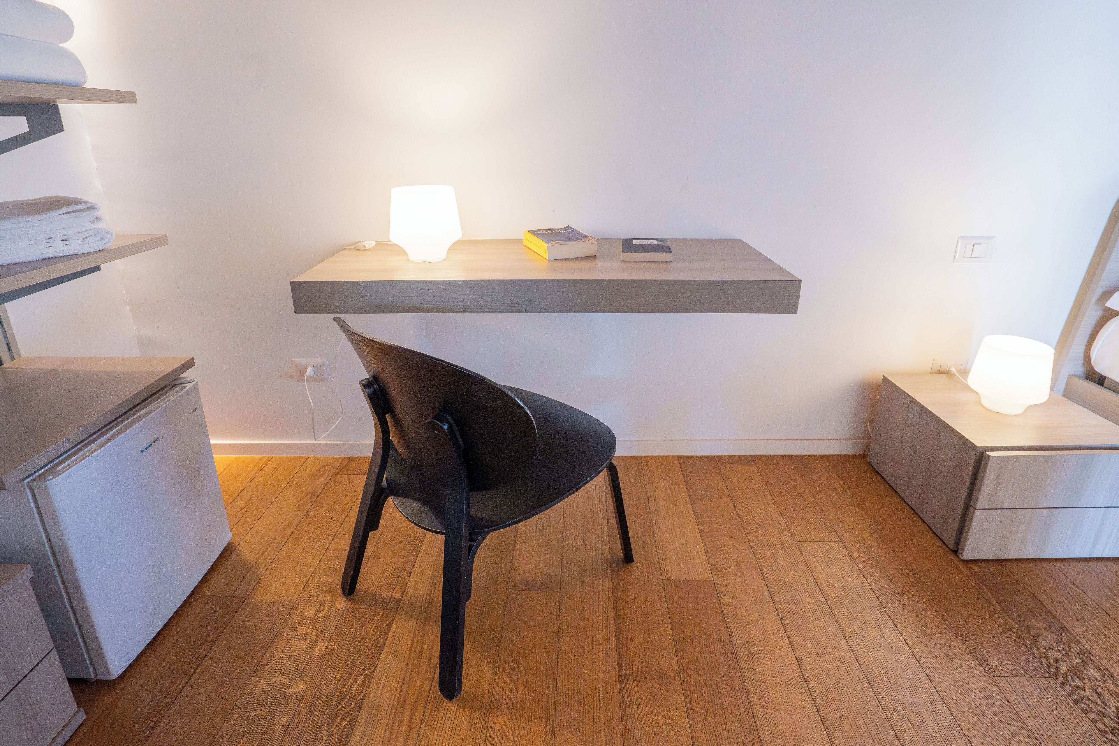 Bureau, espace de travail pour ordinateur portable, Wi-Fi gratuit