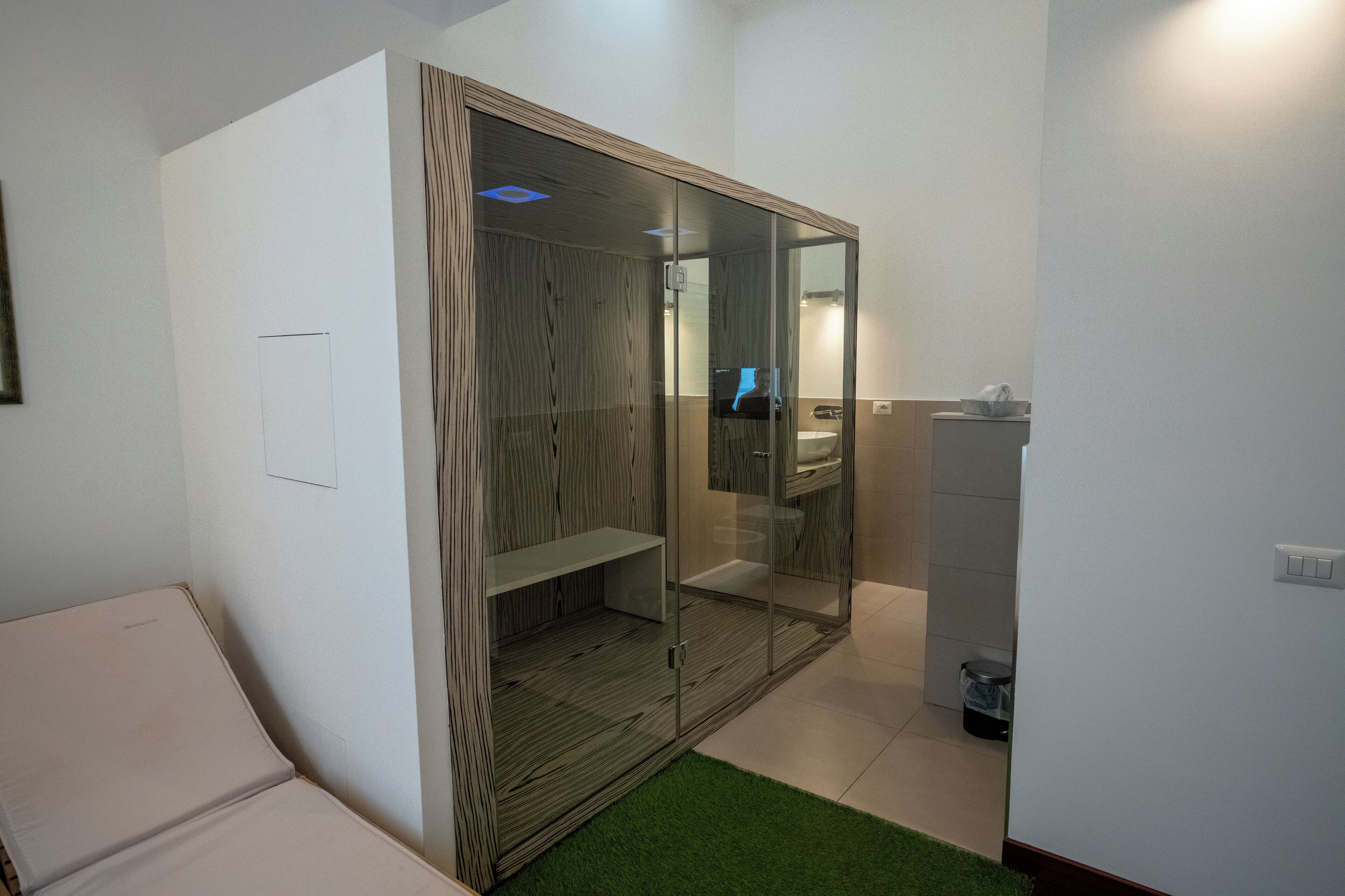Suite Deluxe | Salle de bain | Baignoire à jets, articles de toilette gratuits, sèche-cheveux, bidet