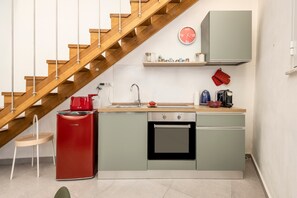 Frigorifero, microonde, forno, piano cottura